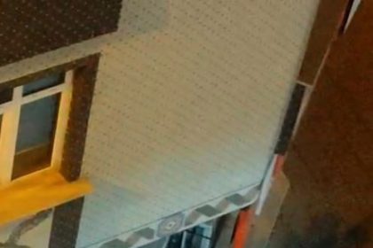 bahcelievlerde-2-kisi-birbirine-yumruklarla-saldirdi-o-anlar-kameraya-yansidi