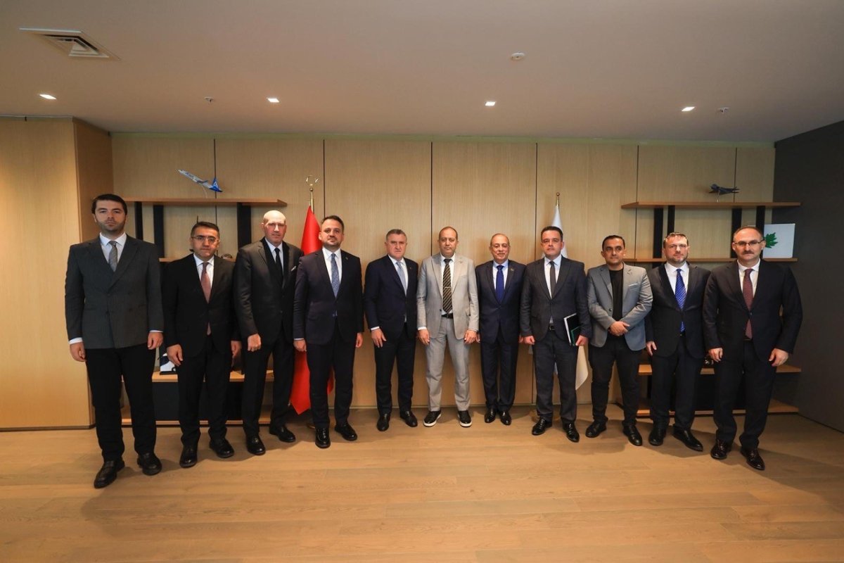 bakan-bak-ve-suriyeli-mevkidasi-ile-basketbol-gelisim-merkezini-ziyaret-etti