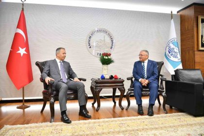 bakan-yerlikayadan-baskan-buyukkilica-ornek-belediyecilik-ovgusu