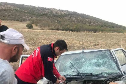 balikesirde-otomobil-ile-kamyon-carpisti-2-yarali