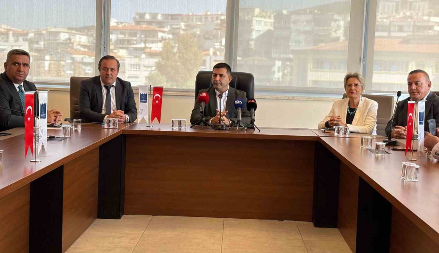 baskan-gunel-kusadasi-belediyesinin-hizmet-etmesini-kimse-engelleyemez