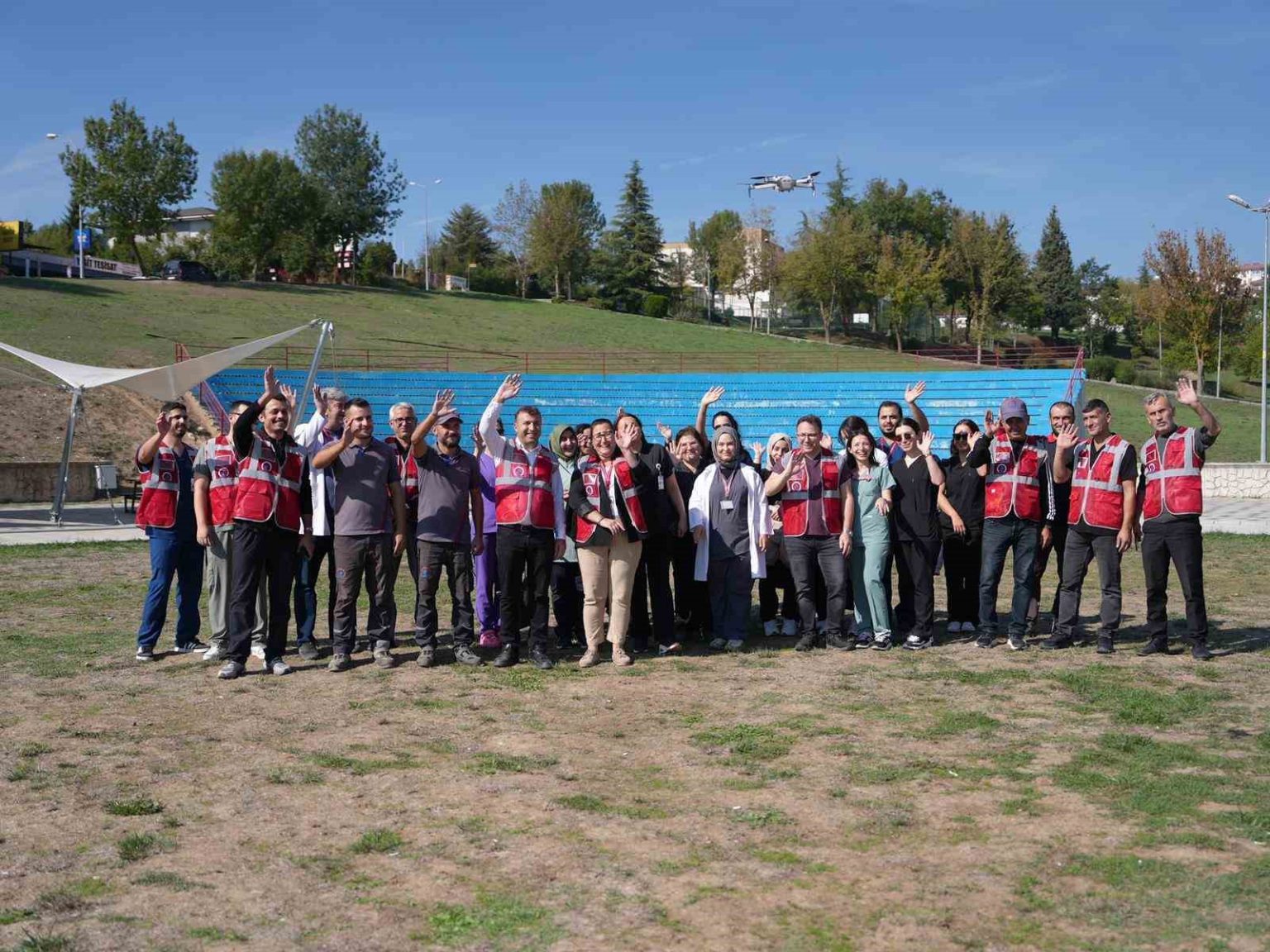 beyaz-onlukleri-giyip-cop-toplamaya-ciktilar