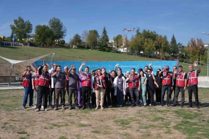 beyaz-onlukleri-giyip-cop-toplamaya-ciktilar