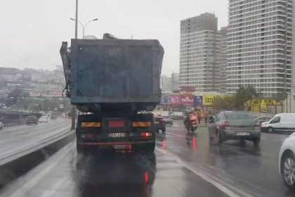 beylikduzunde-hurda-yuklu-kamyonun-tehlikeli-yolculugu-kamerada