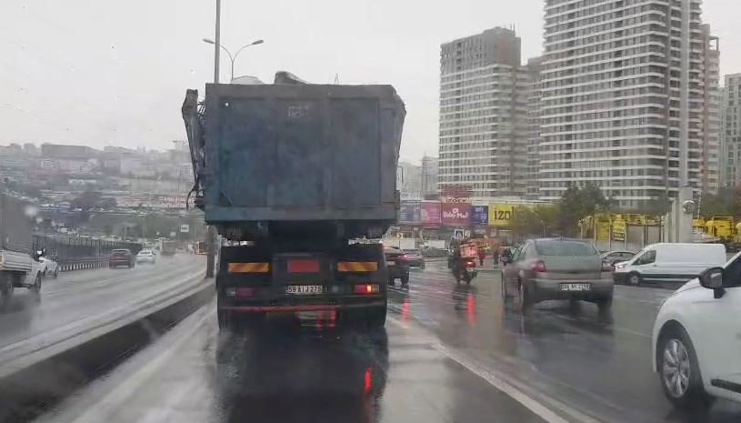 beylikduzunde-hurda-yuklu-kamyonun-tehlikeli-yolculugu-kamerada