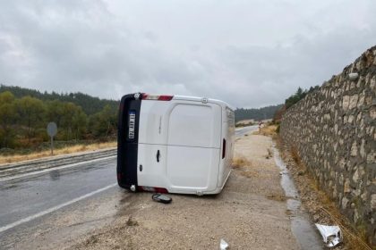 bilecikte-seyir-halinde-kamyonet-devrilirken-surucusu-yaralandi