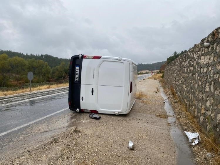 bilecikte-seyir-halinde-kamyonet-devrilirken-surucusu-yaralandi