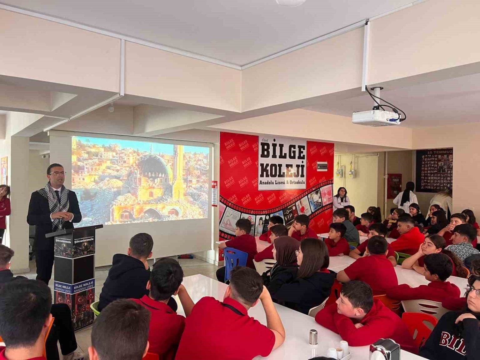 bilge-koleji-ogrencilerinden-filistine-destek-mavi-kurdele-etkinligi