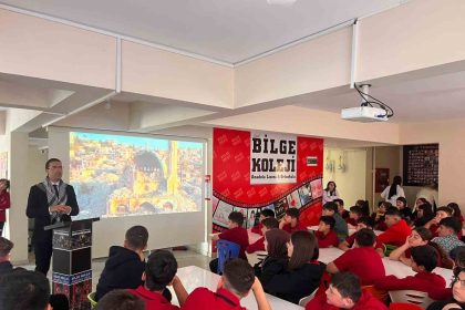 bilge-koleji-ogrencilerinden-filistine-destek-mavi-kurdele-etkinligi