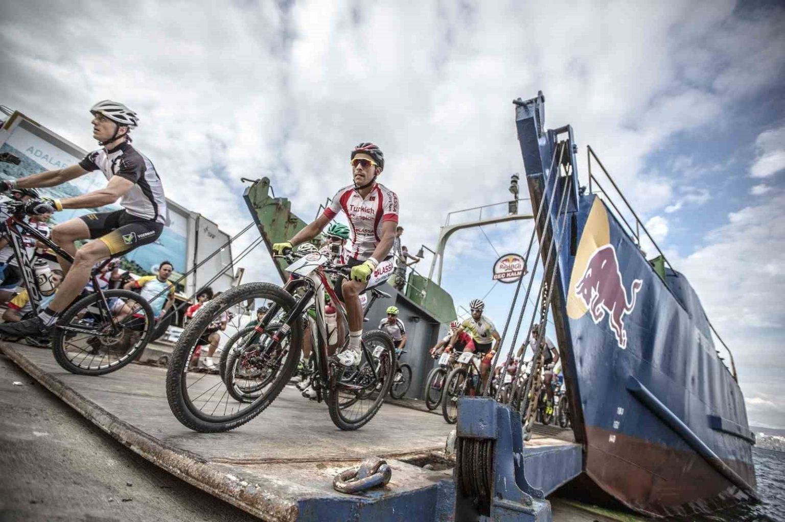 bisiklet-tutkunlari-adalarda-bulusacak