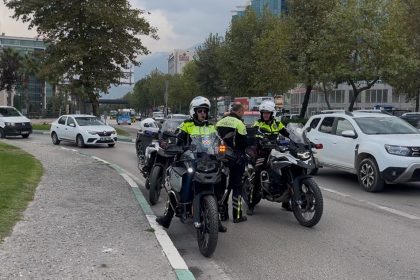 bos-birakilan-valiz-ekipleri-teyakkuza-gecirdi