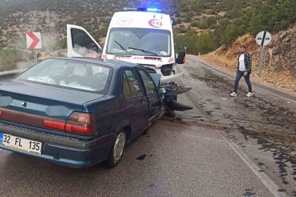burdurda-ambulans-ile-otomobil-carpisti-4-yarali