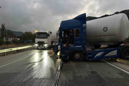 burdurda-makaslayan-tir-nedeniyle-yol-kapandi