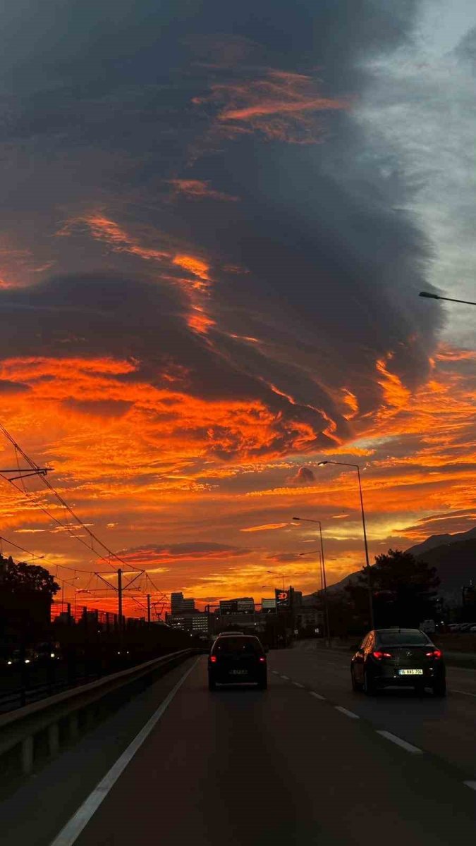 bursada-sabah-gokyuzunu-kaplayan-ilginc-bulut-dikkat-cekti