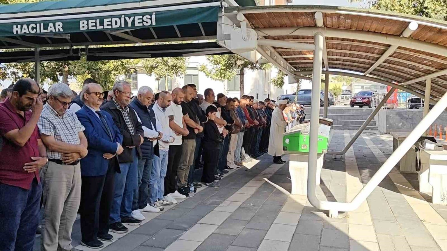 cami-cikisinda-evlerinin-onunde-oldurulen-kari-koca-topraga-verildi