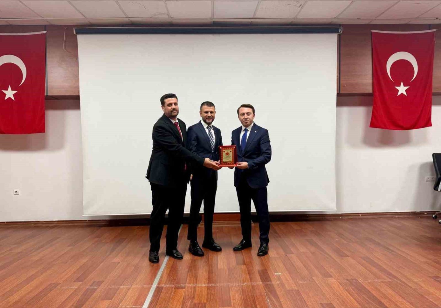 camiler-ve-din-gorevlileri-haftasinda-baskan-seydaogluna-plaket