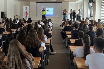 canakkalede-jandarma-ekiplerinden-lise-ogrencilerine-yonelik-cesitli-egitimler