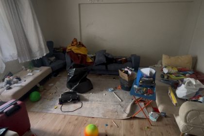 cop-eve-donen-daireden-2-kamyon-atik-cikti-belediye-ekipleri-soke-oldu