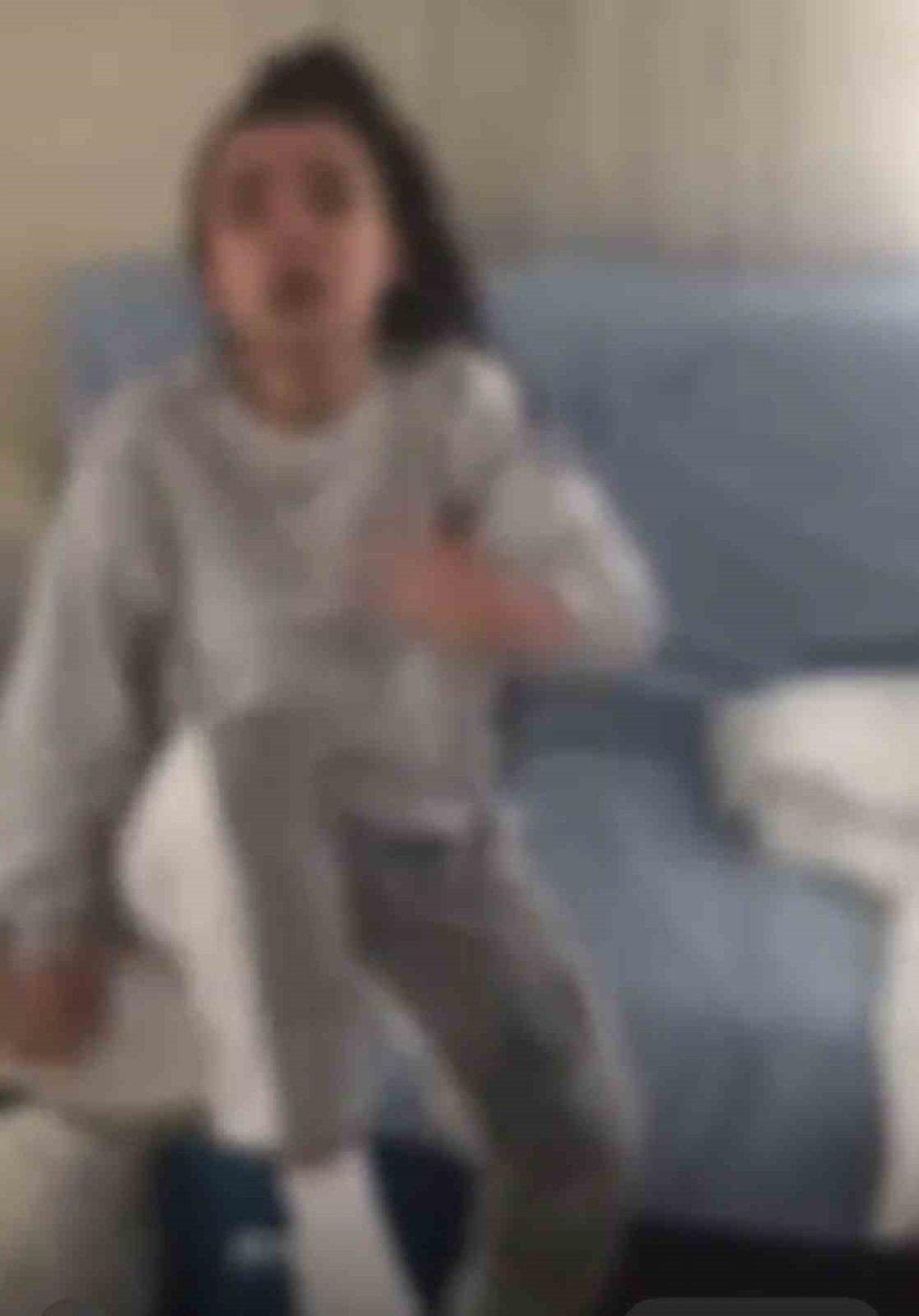 darbettigi-kiz-kardesinin-uzerine-kaynar-su-dokup-ozur-diletti