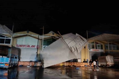 demrede-hortum-is-yerinin-catisina-zarar-verdi-kasta-yagis-etkili-oldu