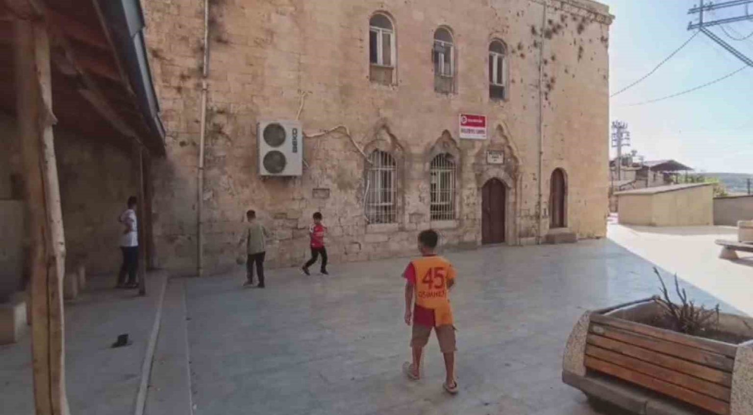 depremde-hasar-goren-cami-ibadete-kapali