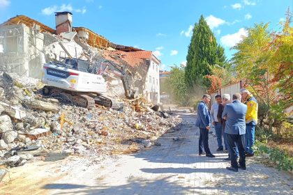 depreme-dayanaksiz-olan-kale-devlet-hastanesinin-yikimina-baslanildi