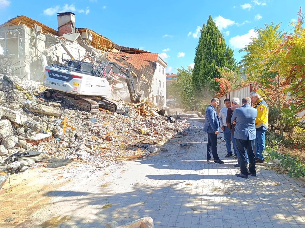 depreme-dayanaksiz-olan-kale-devlet-hastanesinin-yikimina-baslanildi