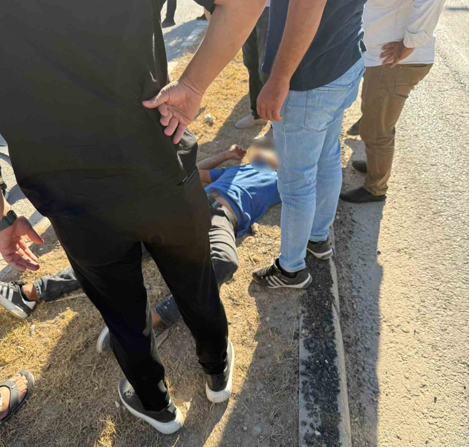 devrilen-motosikletliye-arac-carpti-1-yarali