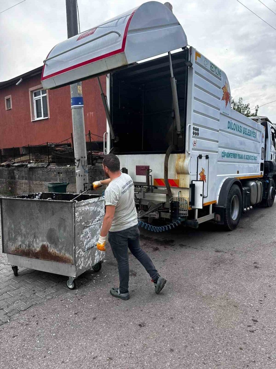 dilovasinda-cop-konteynerleri-dezenfekte-ediliyor