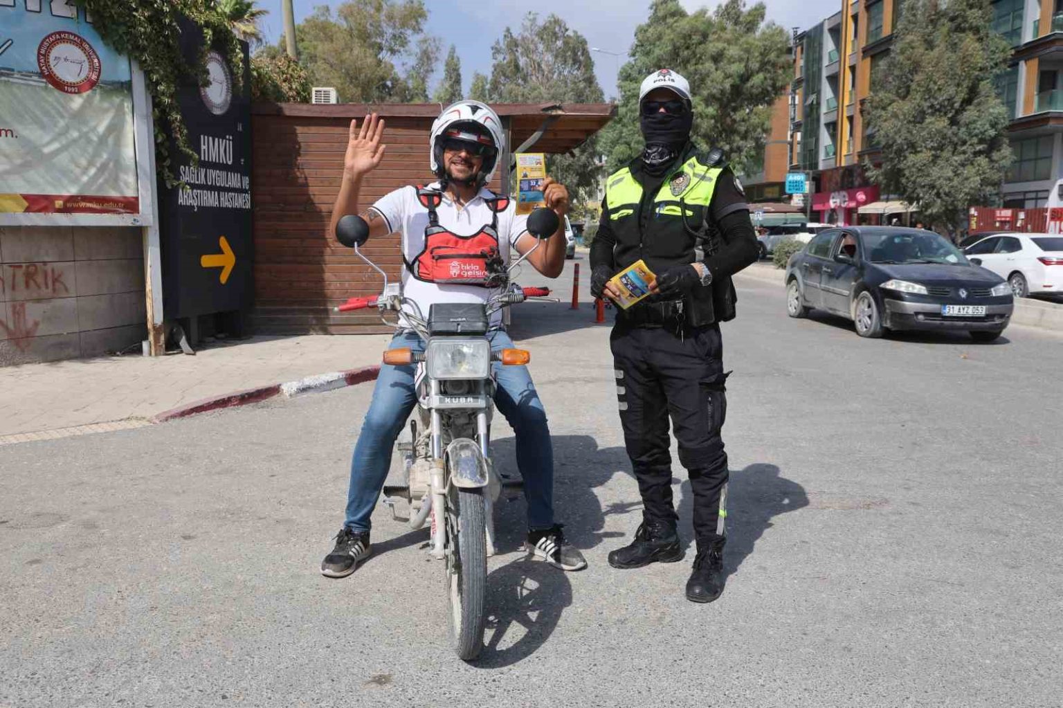 ekmek-parasini-motosiklet-ustunde-kazanan-kurye-evde-beni-bekleyen-2-cocugum-ve-esim-var-hayatta-kalmak-icin-kaski-takiyorum
