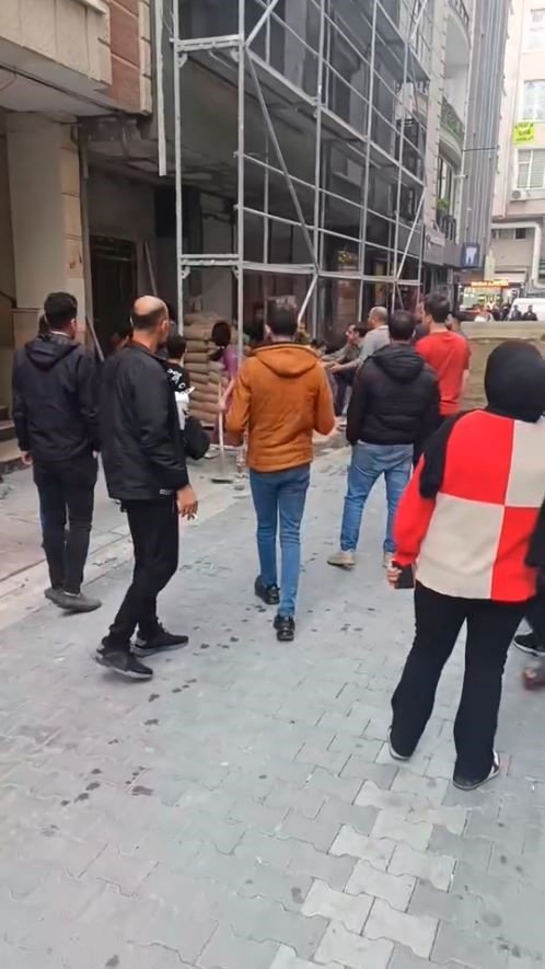 esenyurtta-insaata-getirilen-kum-sokagi-kapatip-araclara-hasar-verince-ortalik-karisti