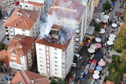 eskisehirde-7-katli-binanin-catisi-alev-alev-yanarken-onlar-alisverislerine-devam-etti