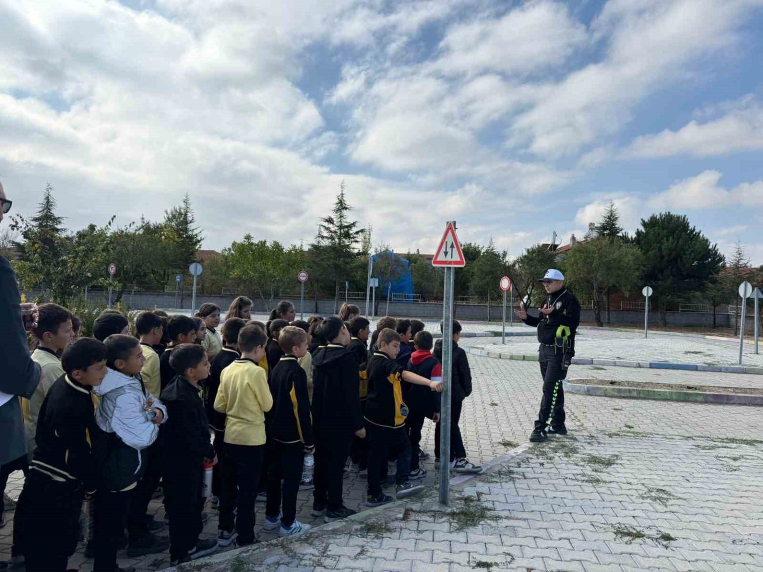 fatih-ortaokulunda-75-ogrenciye-trafik-guvenligi-egitimi