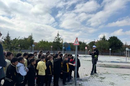 fatih-ortaokulunda-75-ogrenciye-trafik-guvenligi-egitimi