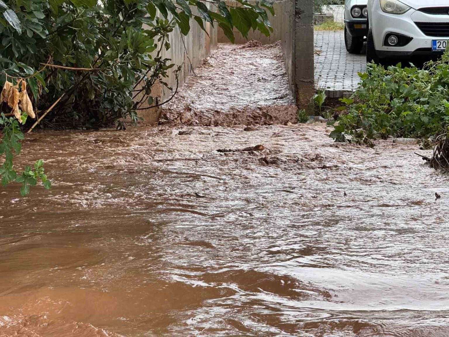 fethiye-saganak-yagisa-teslim-oldu