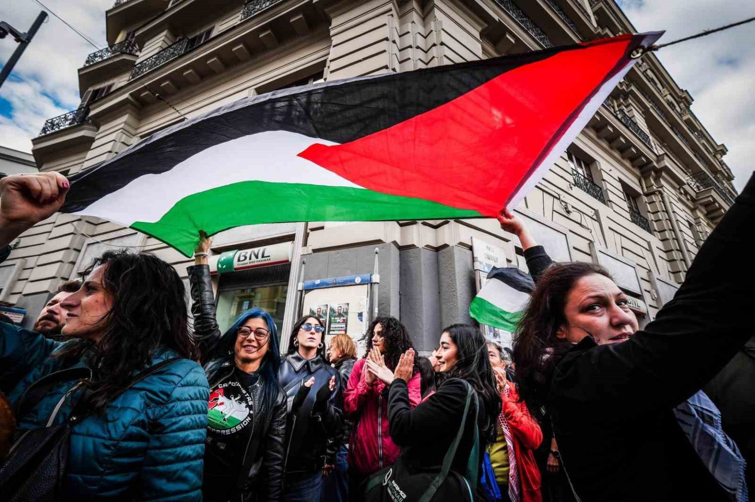 italyada-kuresel-sumud-filosu-icin-baslatilan-greve-destek-veren-binlerce-kisi-sokaga-dokuldu