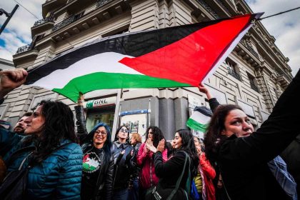 italyada-kuresel-sumud-filosu-icin-baslatilan-greve-destek-veren-binlerce-kisi-sokaga-dokuldu