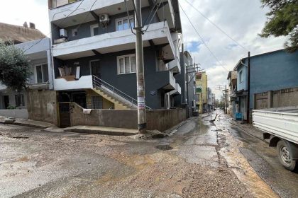 izmirde-etkili-olan-saganak-sonrasi-yollar-gole-dondu