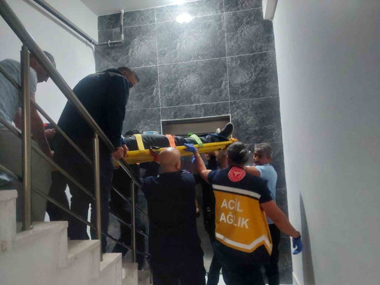 karamanda-bir-kat-asagiya-dusen-asansordeki-sahis-yaralandi