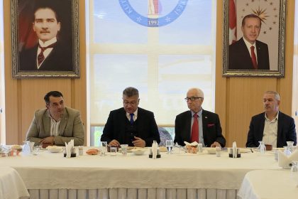 kidemli-gazeteciler-rektor-kiziltoprak-ile-dpude-bulustu