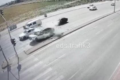 kirmizi-isikta-duran-otomobile-arkadan-son-surat-carpti
