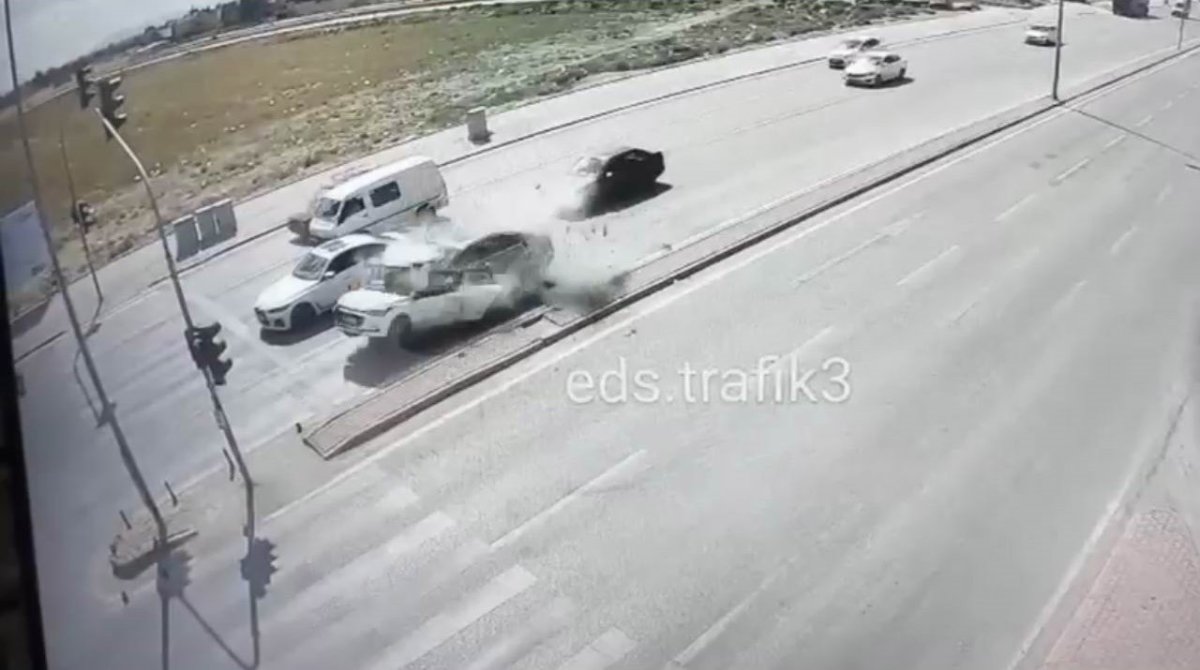 kirmizi-isikta-duran-otomobile-arkadan-son-surat-carpti