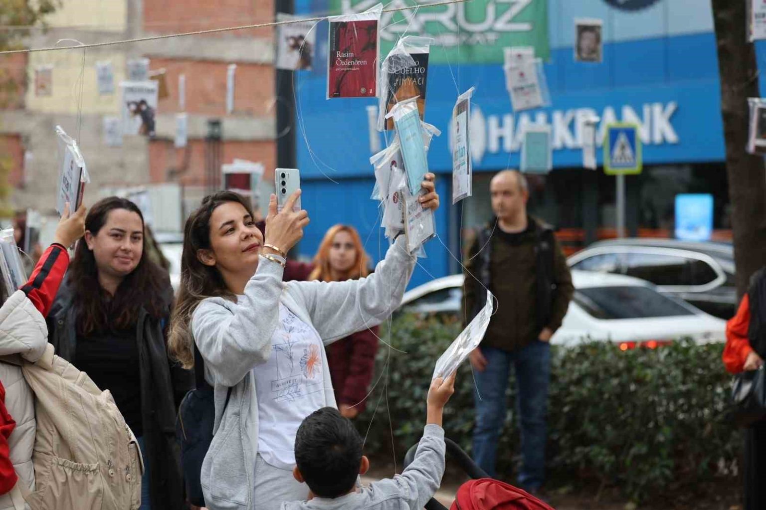 kocaelide-gelenek-bozulmadi-agaclar-yine-kitap-acti