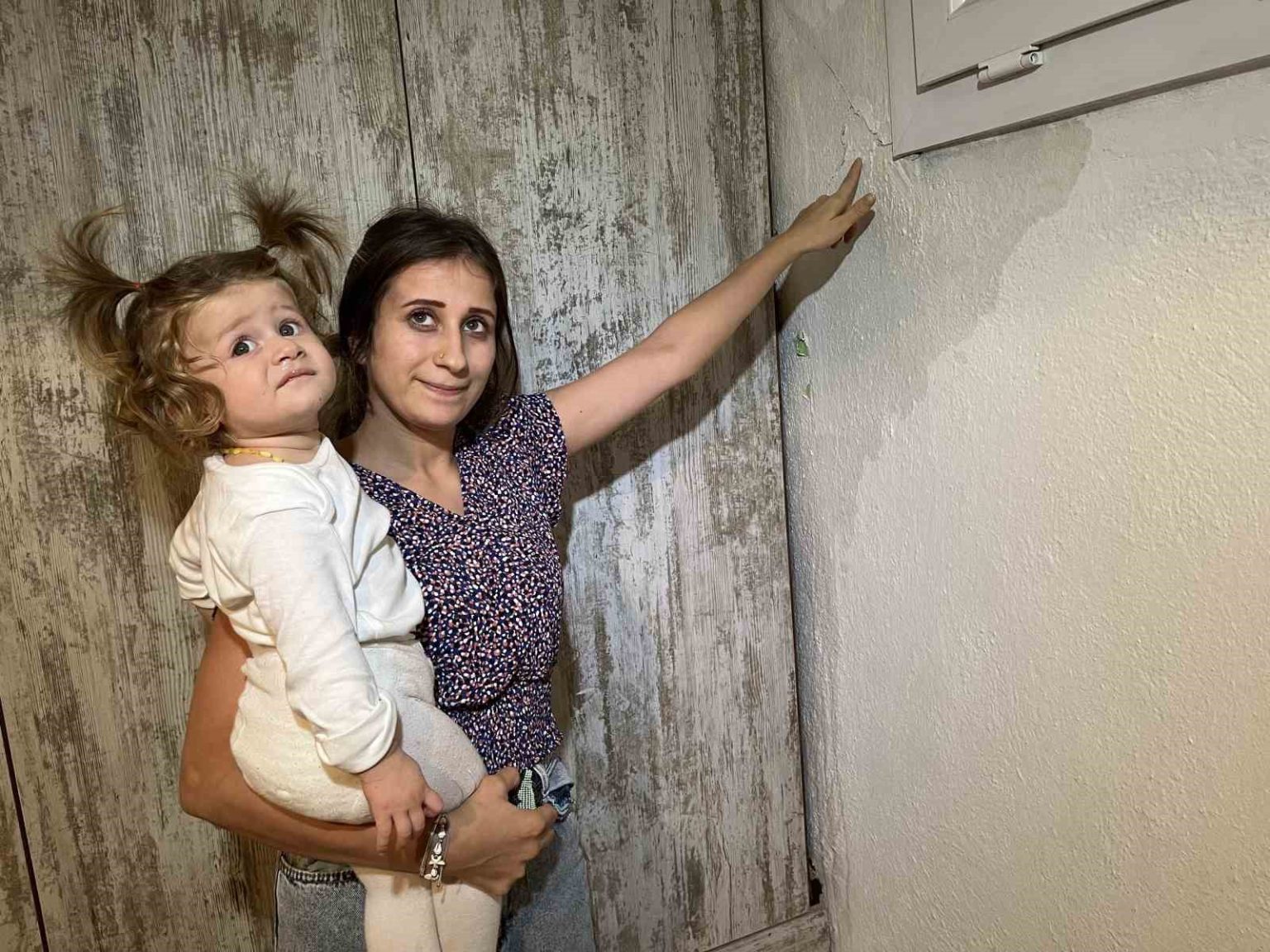 kuraklik-yasayan-izmirde-bosa-akan-sular-evlere-hasar-verdi