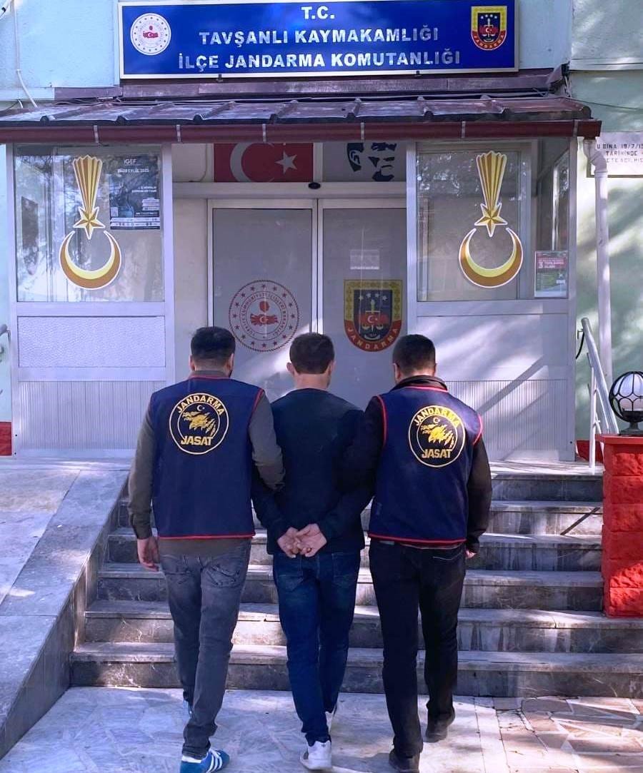kutahyada-11-yil-5-ay-kesinlesmis-hapis-cezasiyla-aranan-sahis-yakalandi
