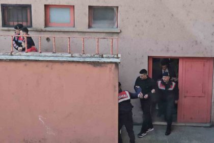 kuyumcu-soygunu-zanlilari-ilk-kez-hakim-karsisinda