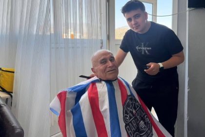 liseli-gencler-yasli-cinarlarin-sac-bakimlarini-yapti