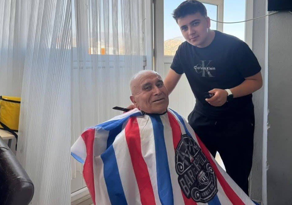 liseli-gencler-yasli-cinarlarin-sac-bakimlarini-yapti