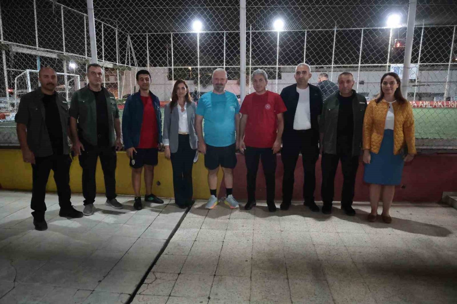 menemende-gencler-sahada-bulustu