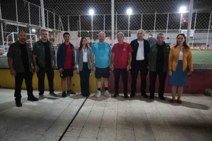 menemende-gencler-sahada-bulustu